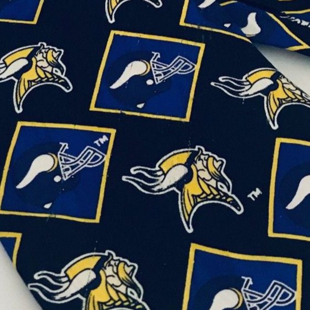 #1600 MINNESOTA VIKINGS NFL SILK NECKTIE 58 IN X 4 IN